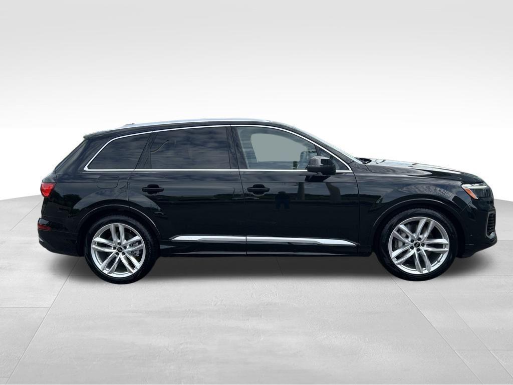 new 2025 Audi Q7 car, priced at $76,205
