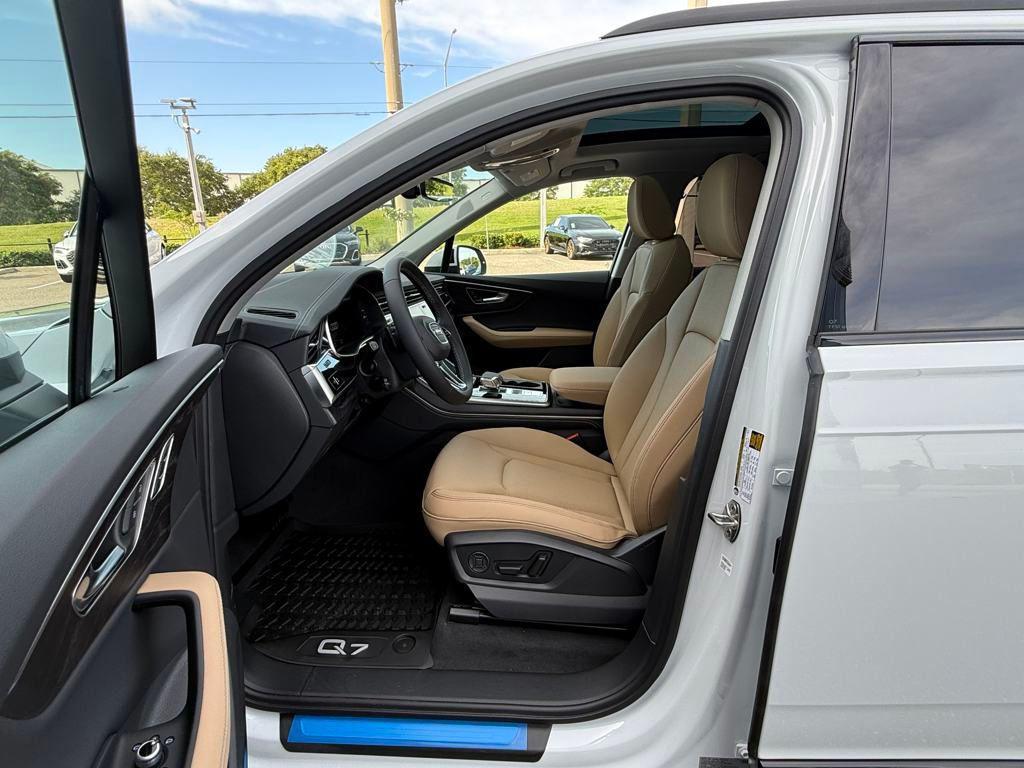 new 2025 Audi Q7 car, priced at $75,395