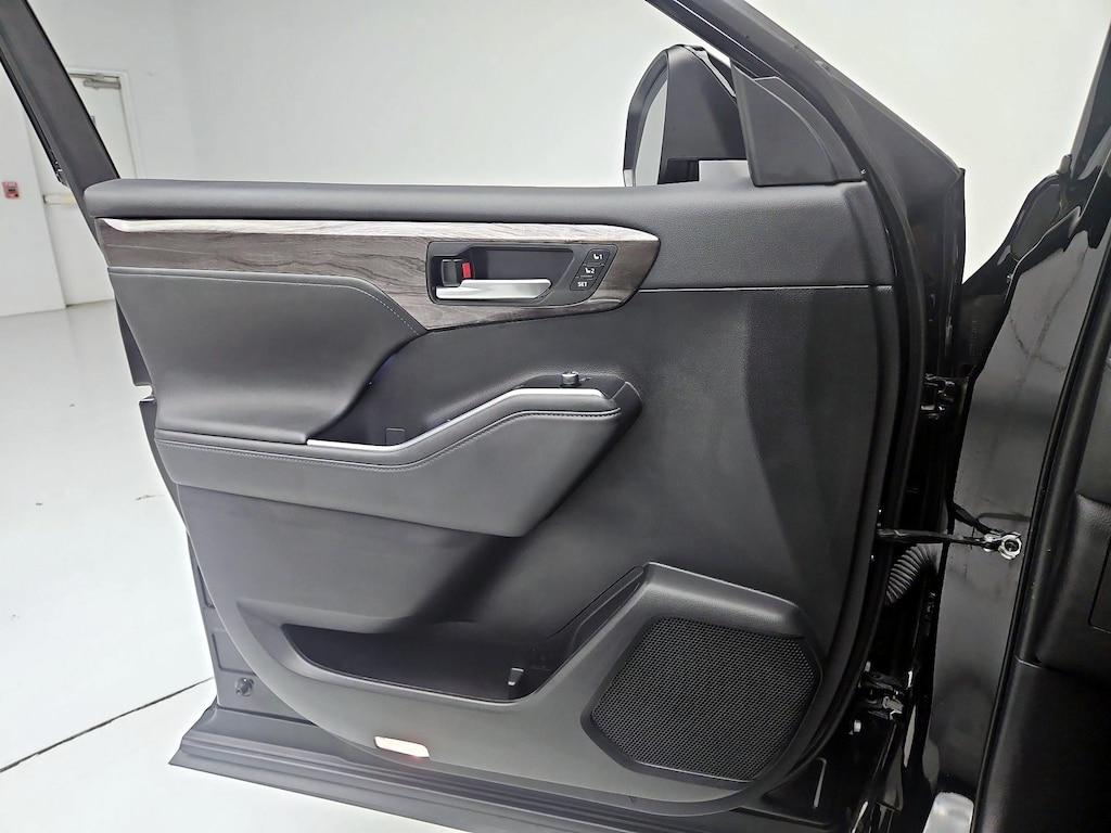 used 2023 Toyota Highlander car, priced at $40,998
