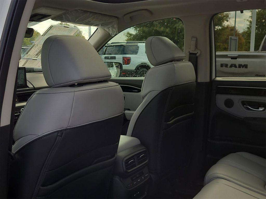new 2025 Honda Pilot car, priced at $51,550