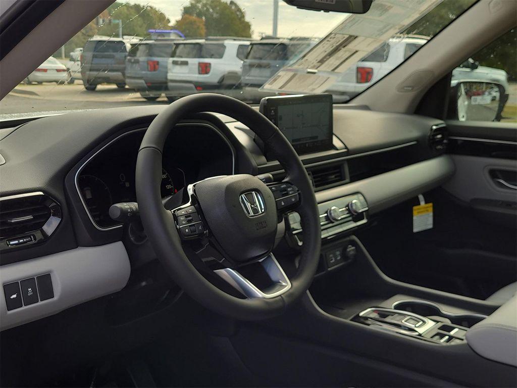 new 2025 Honda Pilot car, priced at $51,550