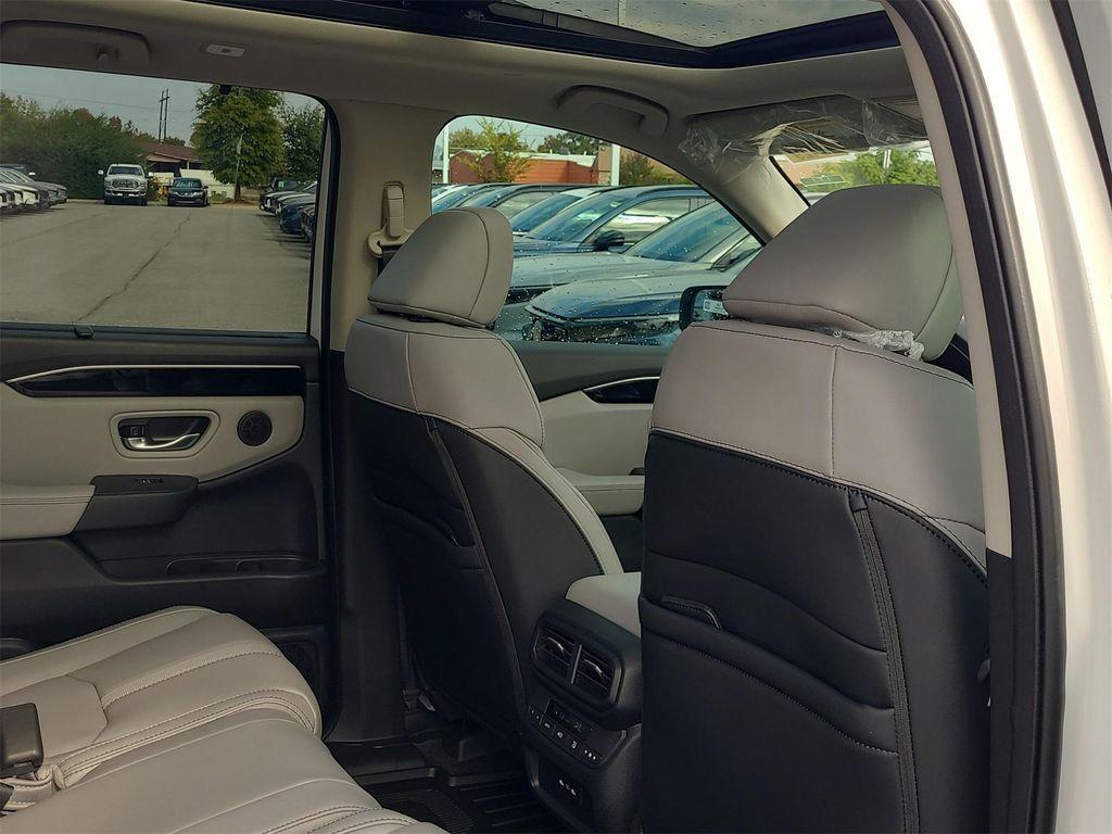 new 2025 Honda Pilot car, priced at $51,550