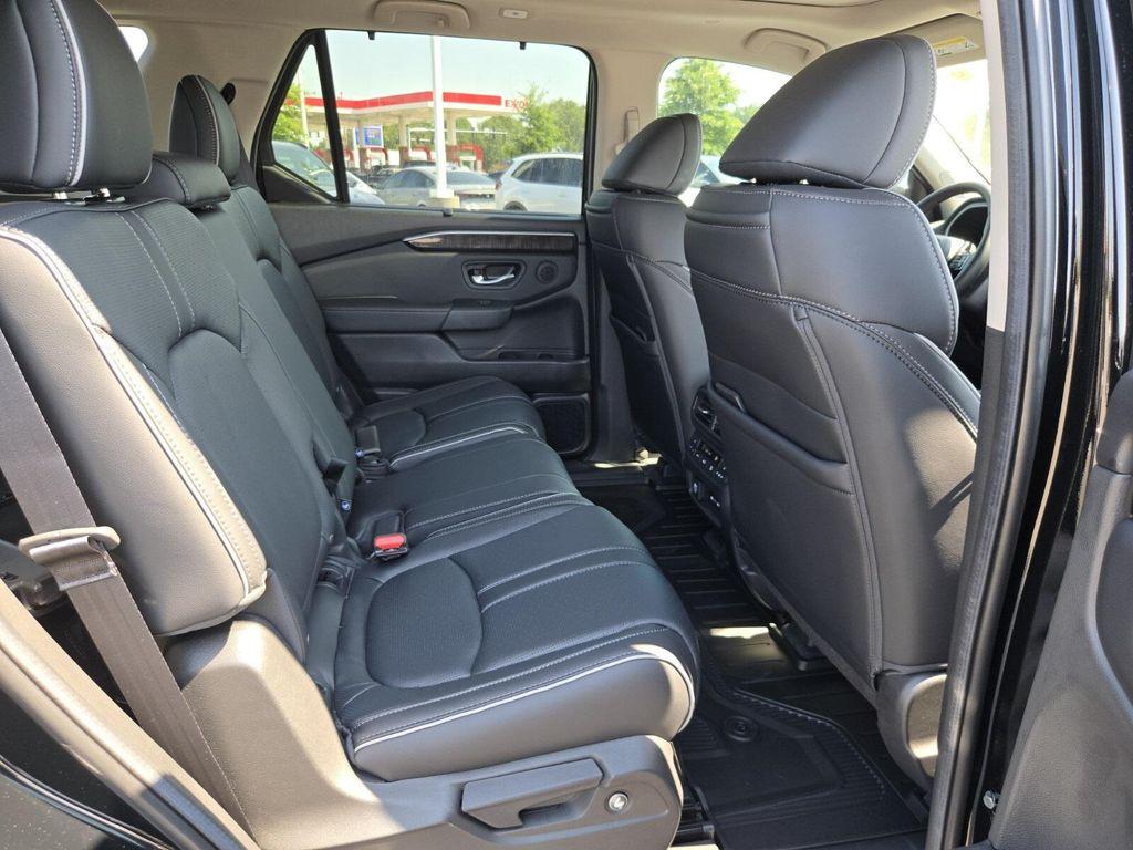 new 2025 Honda Pilot car, priced at $55,305