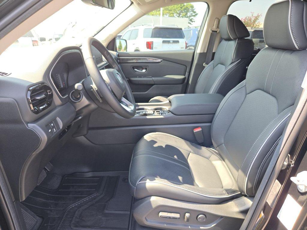 new 2025 Honda Pilot car, priced at $55,305