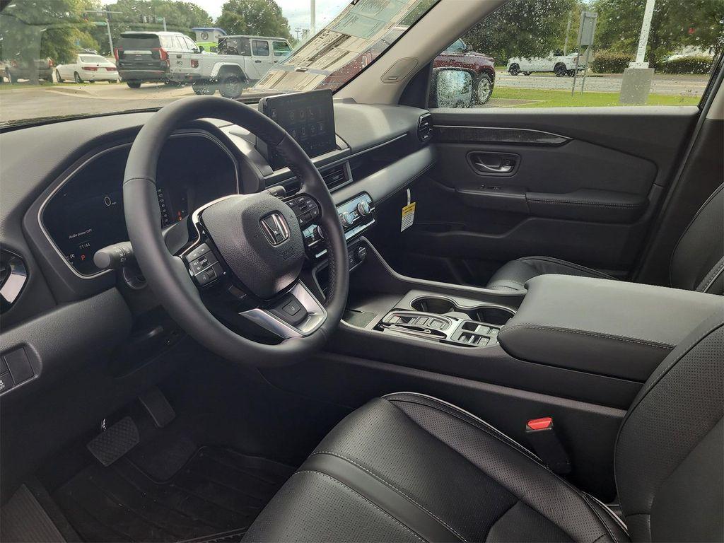 new 2025 Honda Pilot car, priced at $55,305