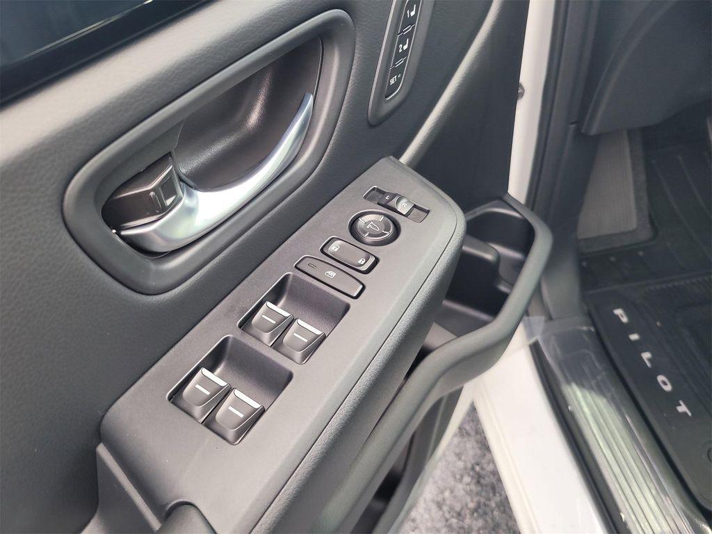 new 2025 Honda Pilot car, priced at $45,450