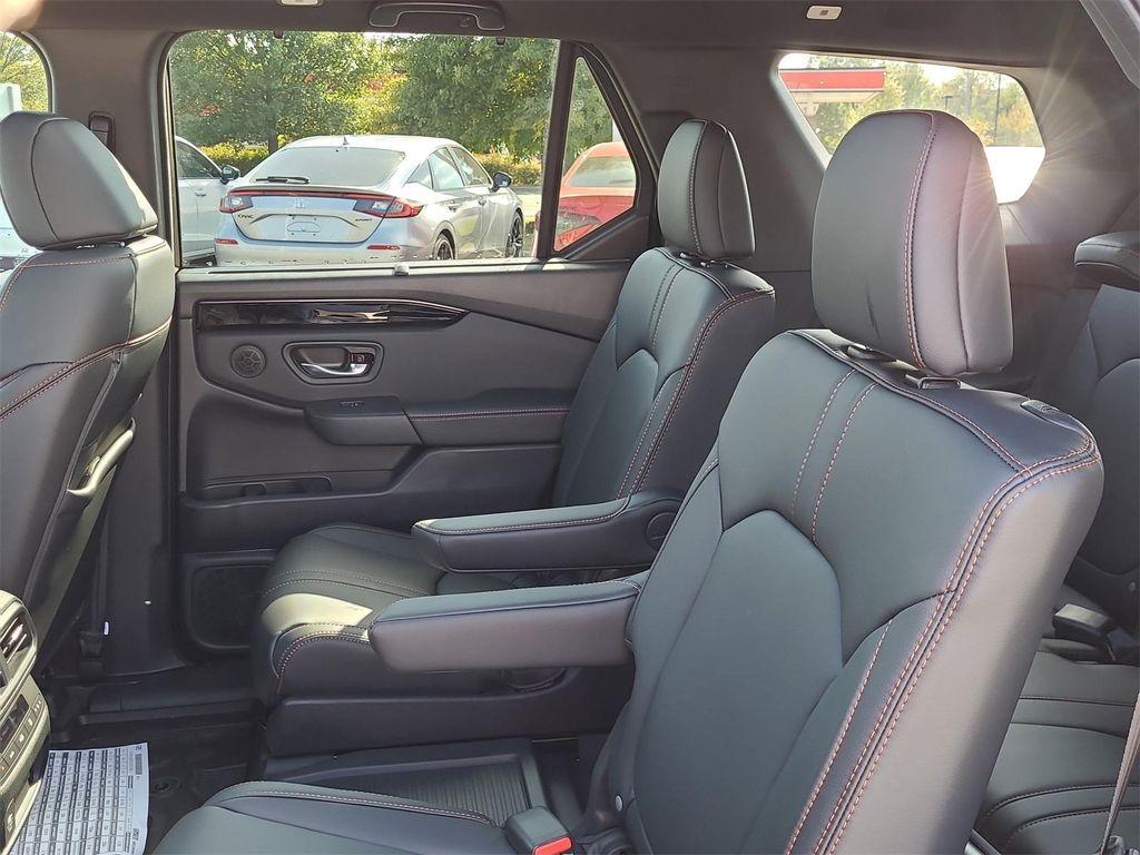 new 2025 Honda Pilot car, priced at $51,375