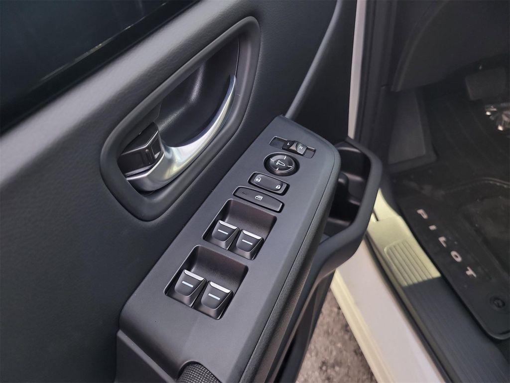 new 2025 Honda Pilot car, priced at $44,250