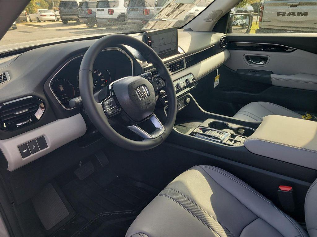 new 2025 Honda Pilot car, priced at $52,815