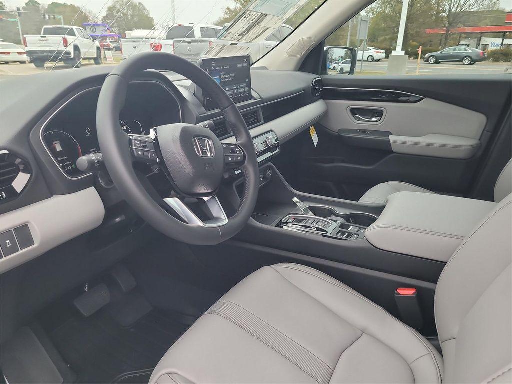 new 2025 Honda Pilot car, priced at $45,450
