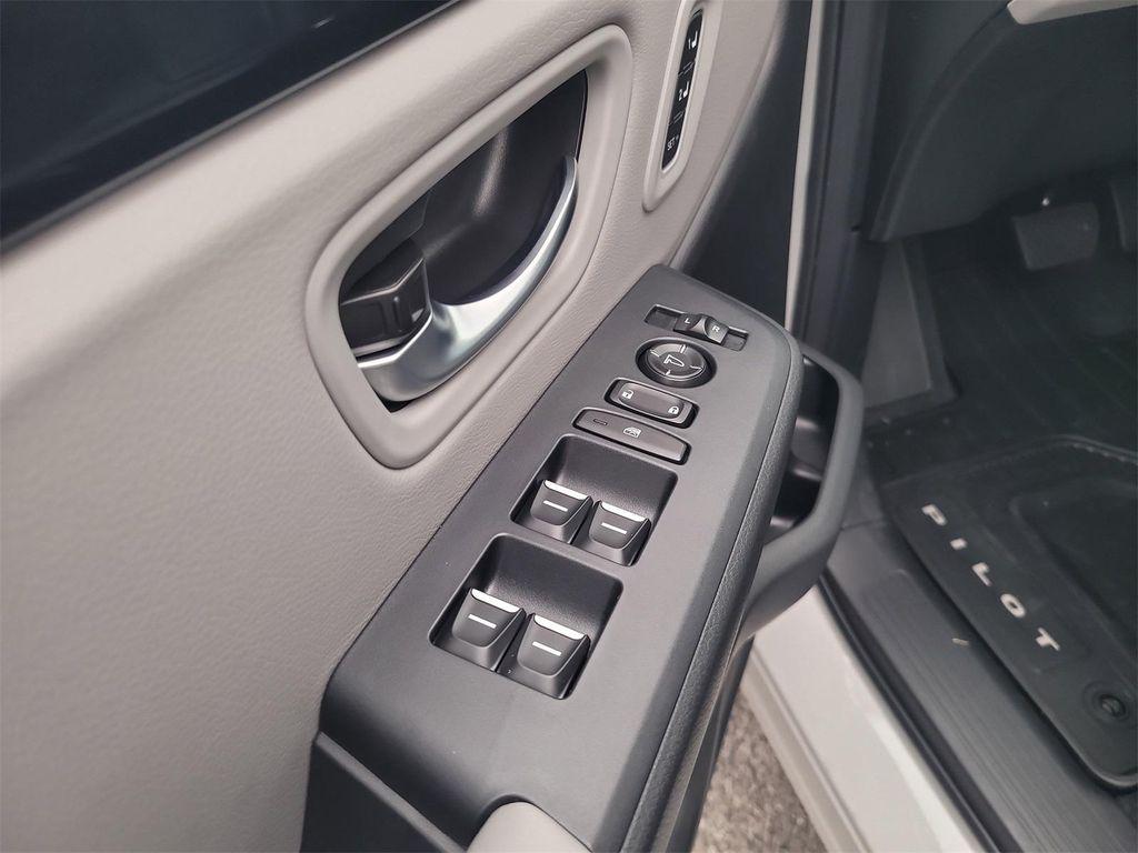 new 2025 Honda Pilot car, priced at $45,450