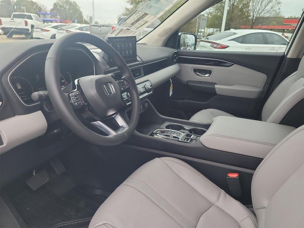 new 2025 Honda Pilot car, priced at $48,280