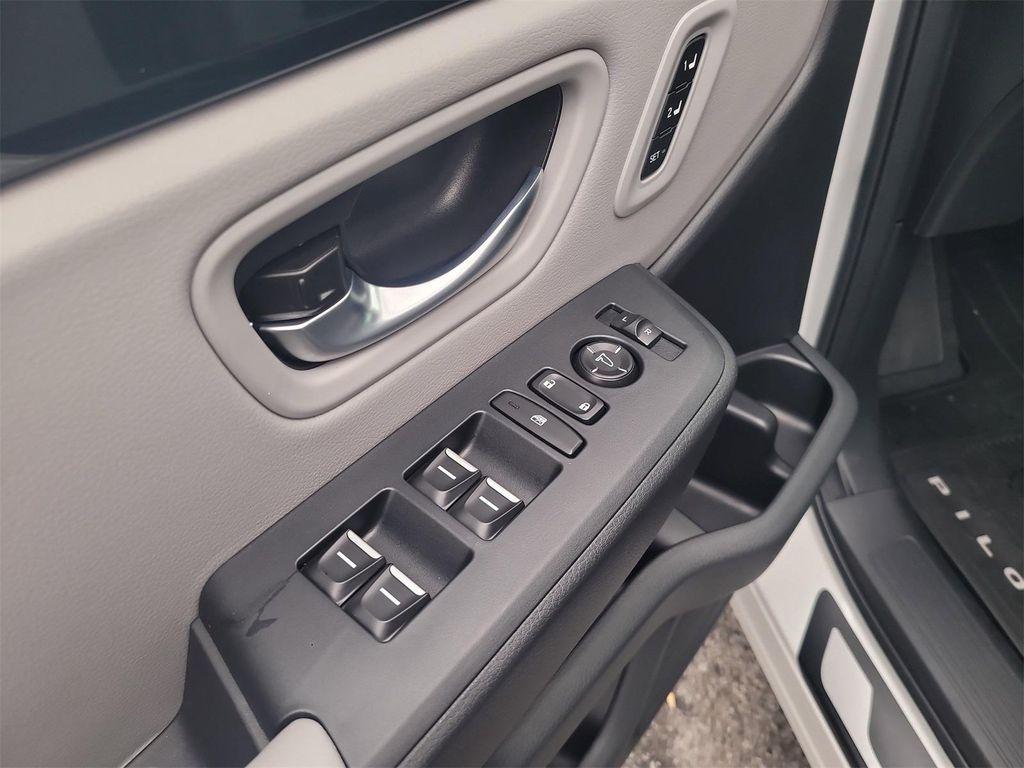 new 2025 Honda Pilot car, priced at $48,280