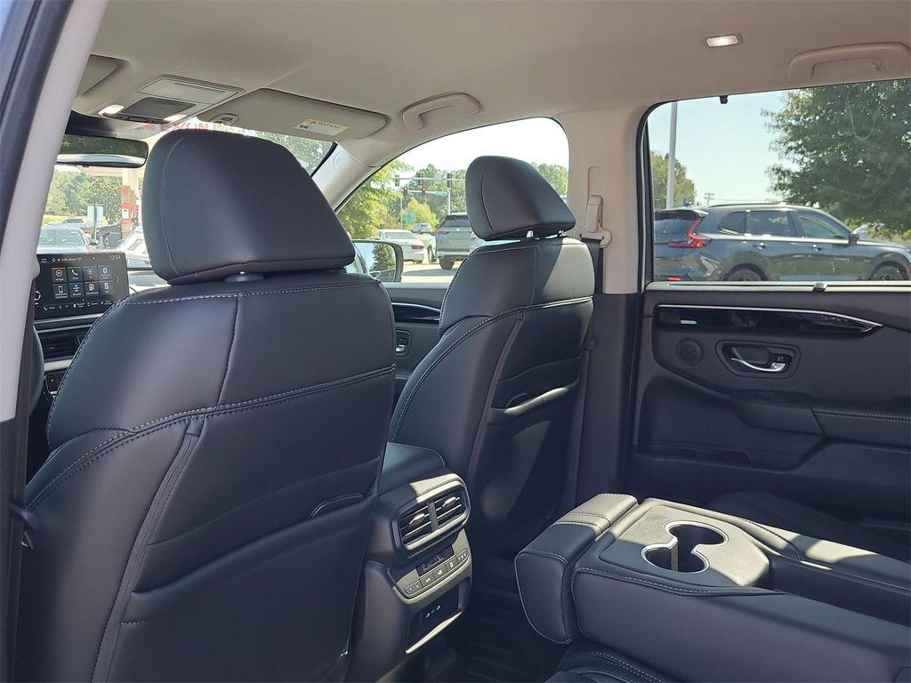 new 2025 Honda Pilot car, priced at $46,095