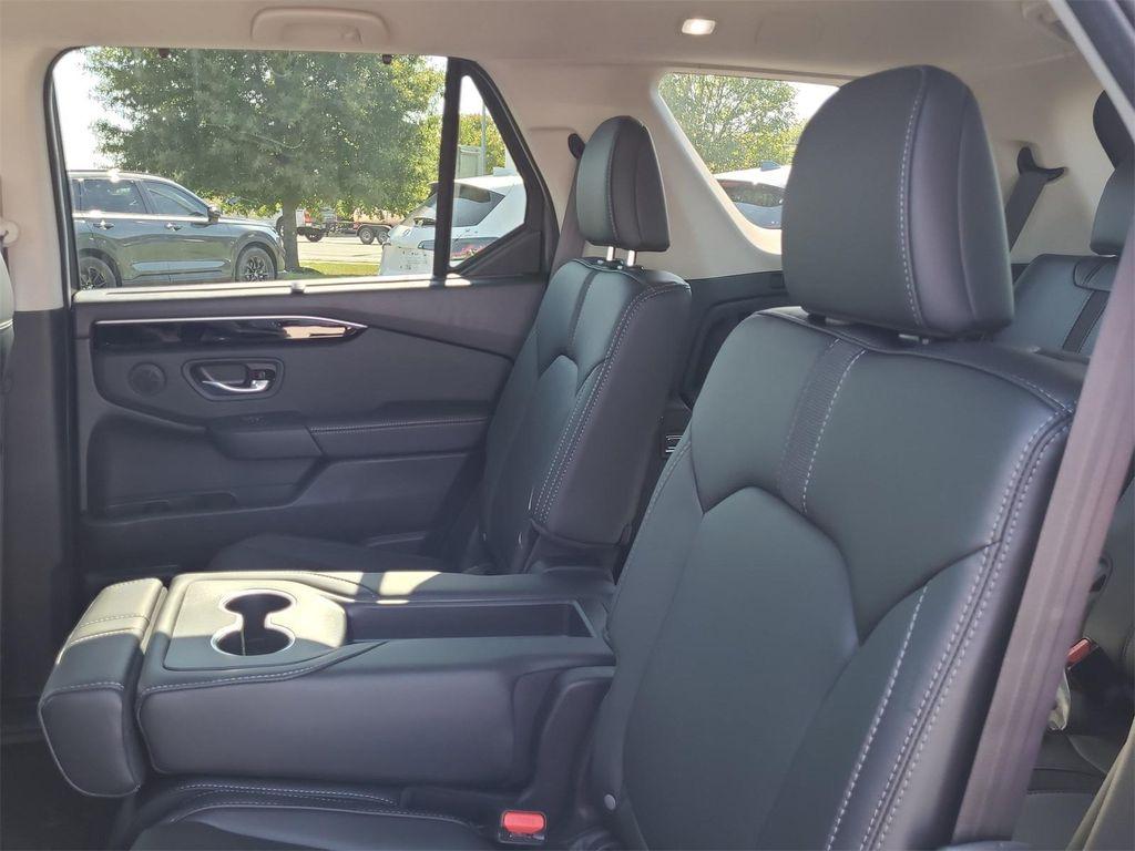 new 2025 Honda Pilot car, priced at $46,095