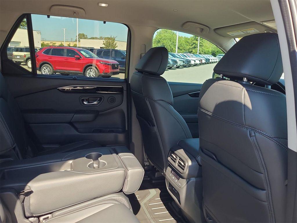 new 2025 Honda Pilot car, priced at $46,095