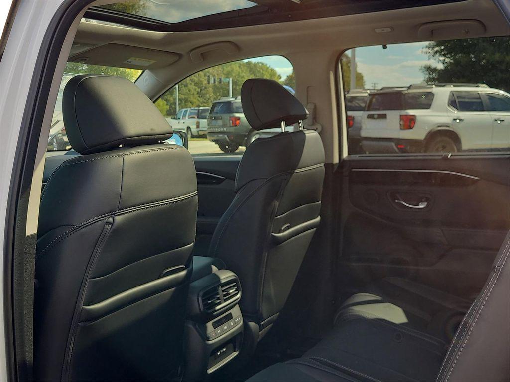 new 2025 Honda Pilot car, priced at $51,650