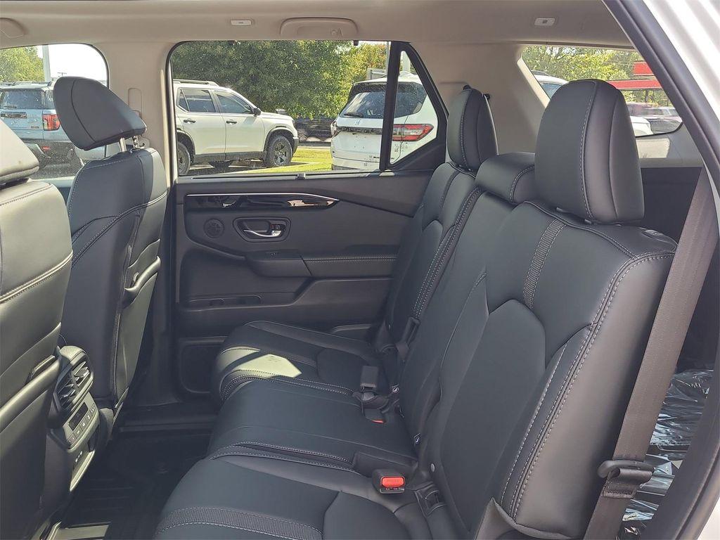 new 2025 Honda Pilot car, priced at $51,650