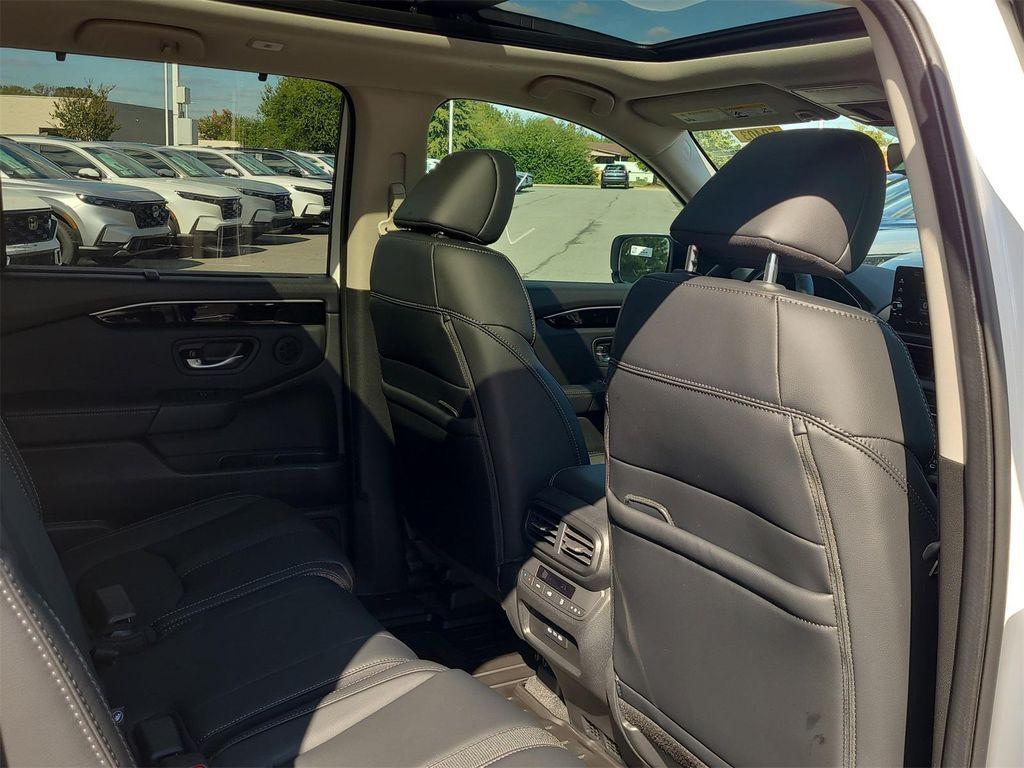 new 2025 Honda Pilot car, priced at $51,650