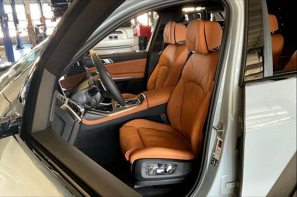 new 2026 BMW X7 car, priced at $100,910