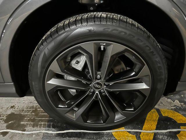 new 2025 Audi Q7 car, priced at $75,450