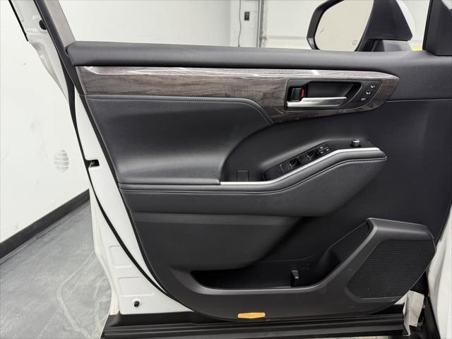 used 2020 Toyota Highlander Hybrid car, priced at $36,900