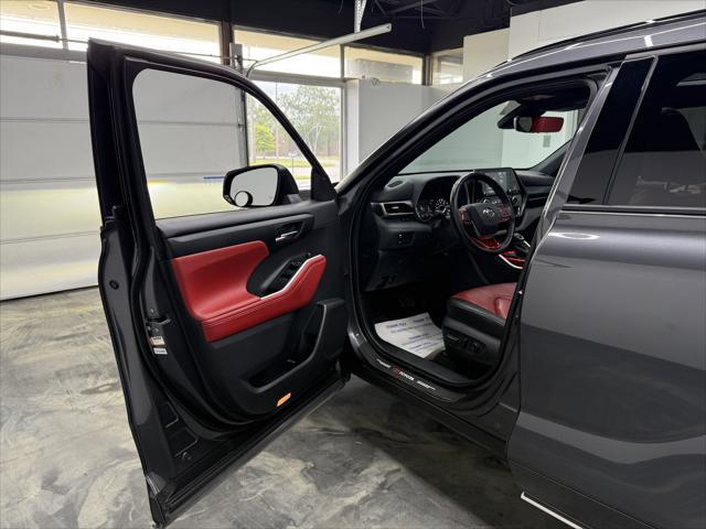 used 2021 Toyota Highlander car, priced at $38,900