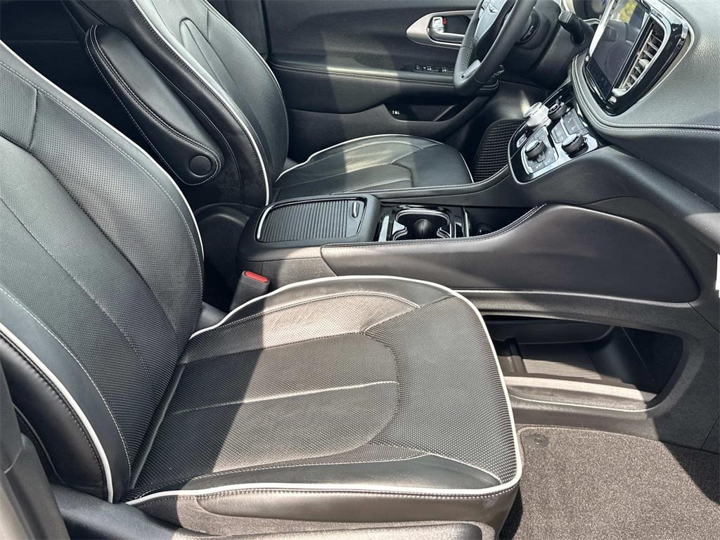 used 2022 Chrysler Pacifica Hybrid car, priced at $34,400