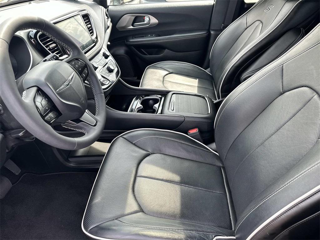 used 2022 Chrysler Pacifica Hybrid car, priced at $34,400