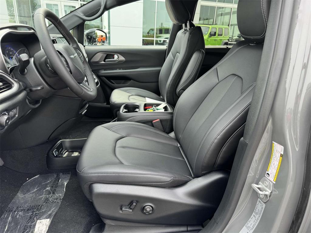 new 2025 Chrysler Pacifica car, priced at $37,926