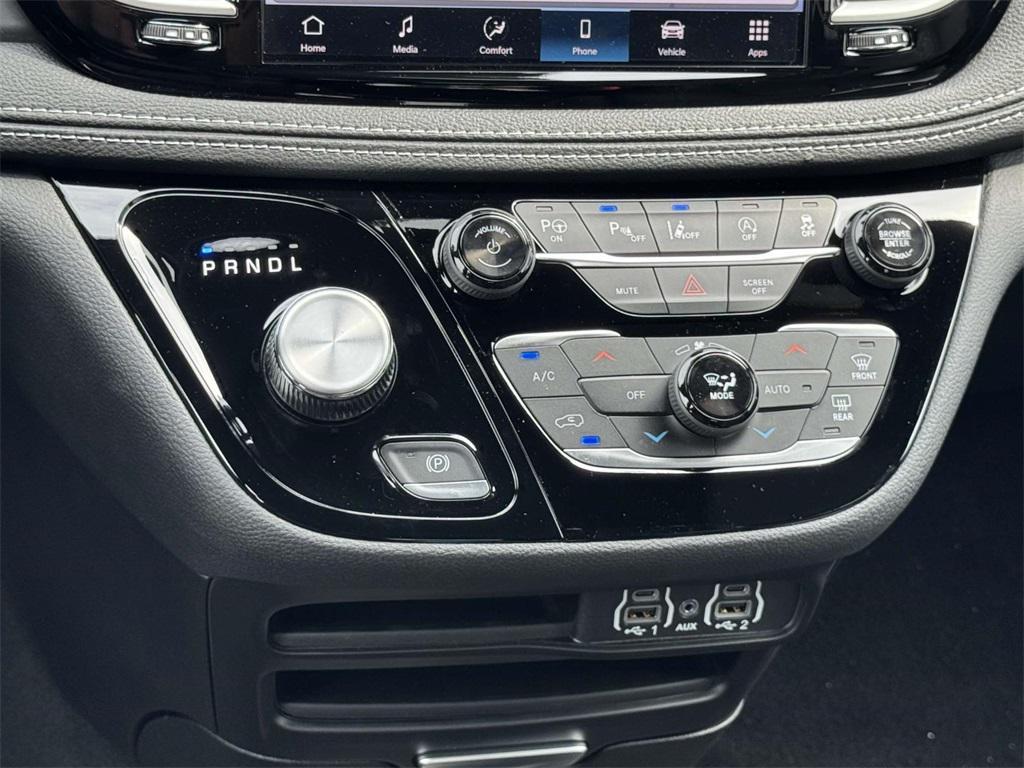 new 2025 Chrysler Pacifica car, priced at $37,926