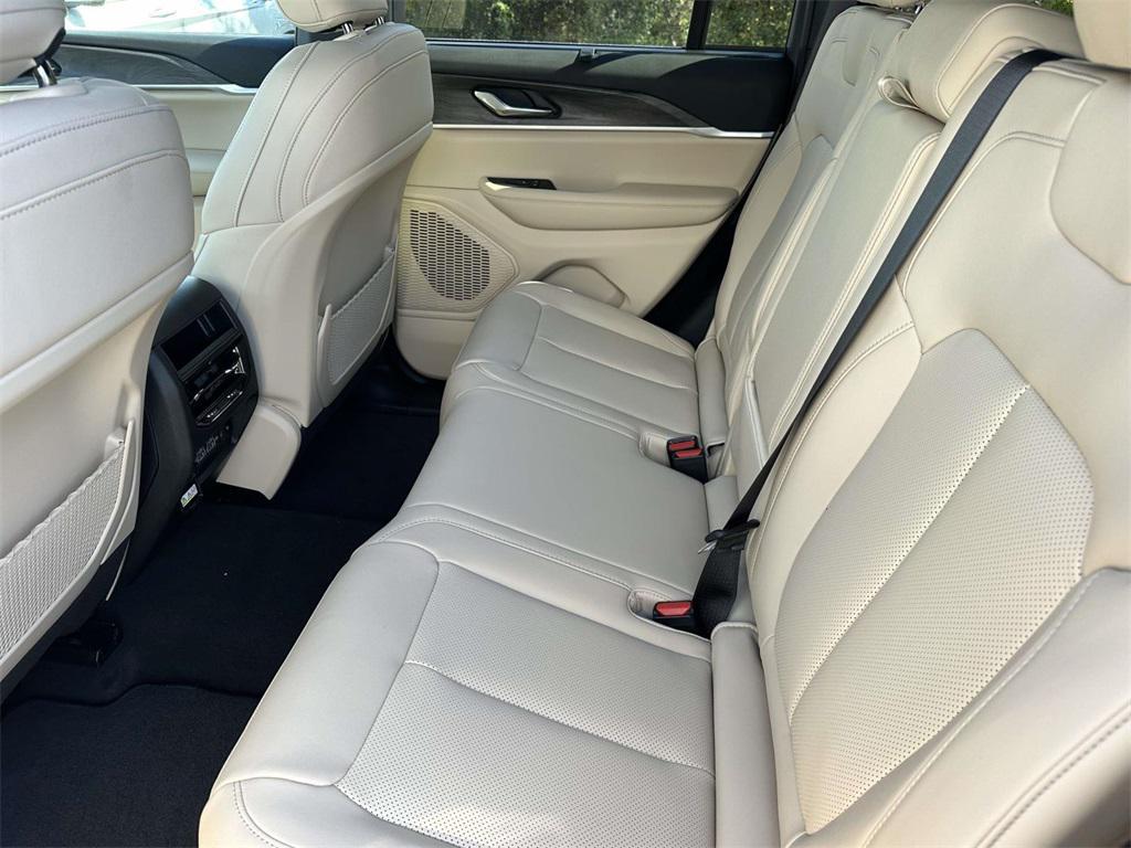 new 2025 Jeep Grand Cherokee car, priced at $43,015