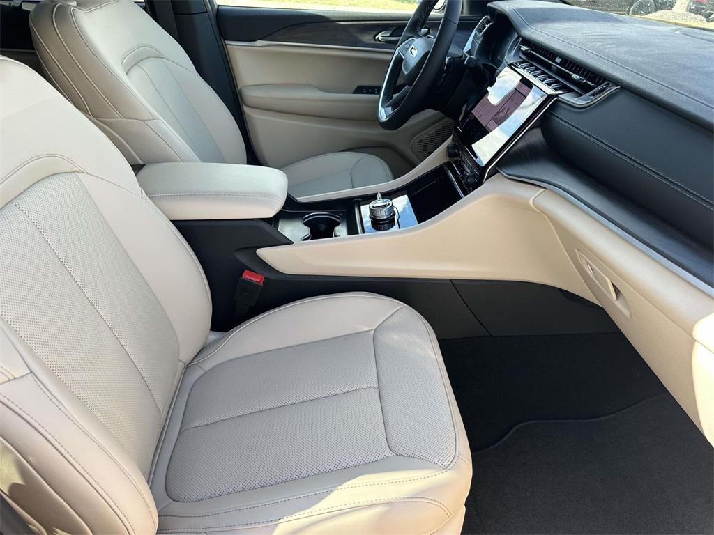 new 2025 Jeep Grand Cherokee car, priced at $43,015