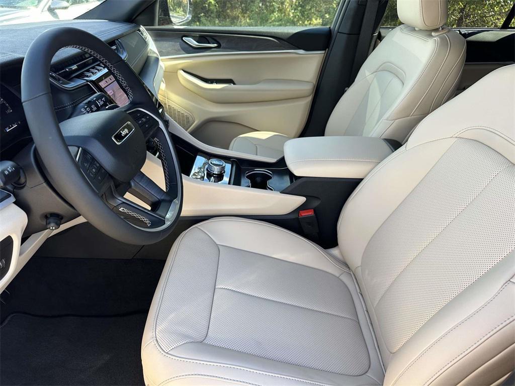 new 2025 Jeep Grand Cherokee car, priced at $43,015