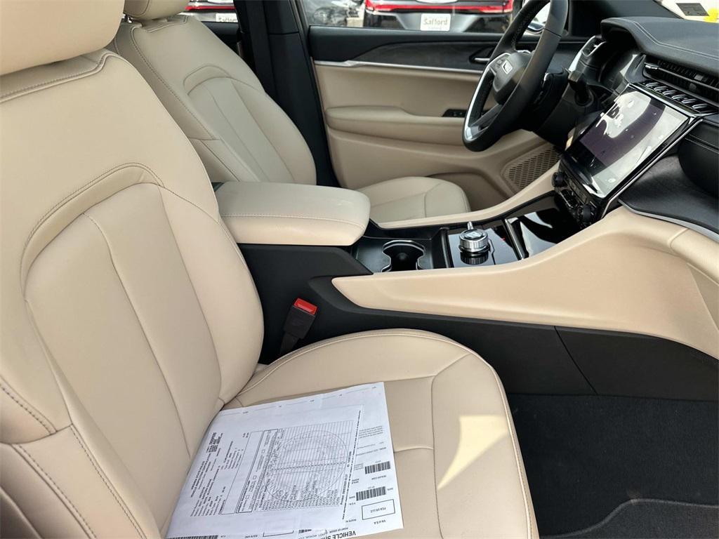 new 2025 Jeep Grand Cherokee car, priced at $40,955
