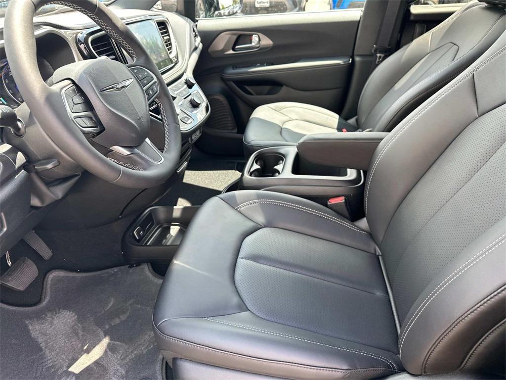 new 2025 Chrysler Pacifica car, priced at $36,005