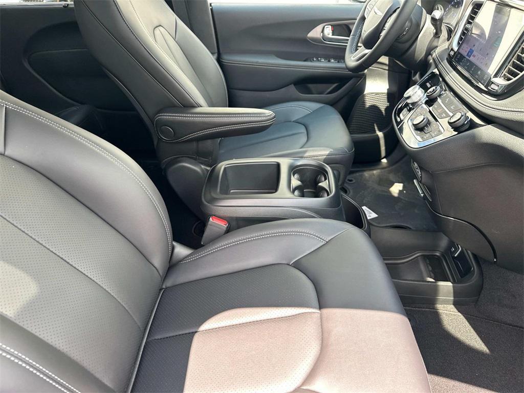 new 2025 Chrysler Pacifica car, priced at $36,005