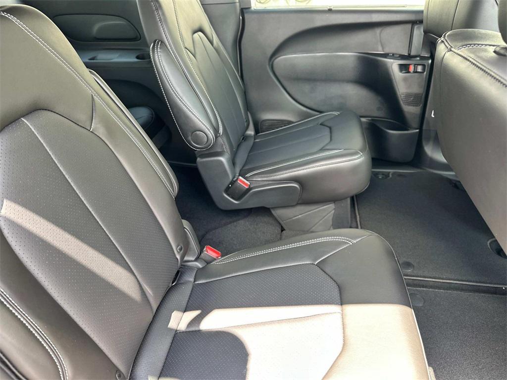 new 2025 Chrysler Pacifica car, priced at $36,005