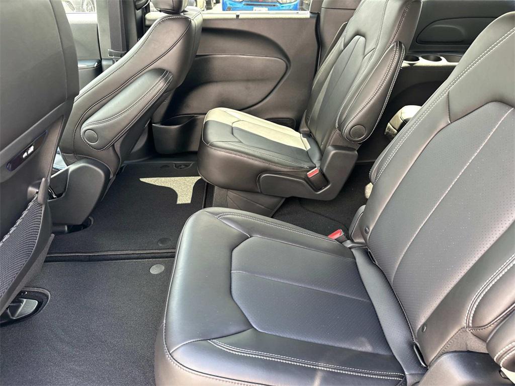 new 2025 Chrysler Pacifica car, priced at $36,005