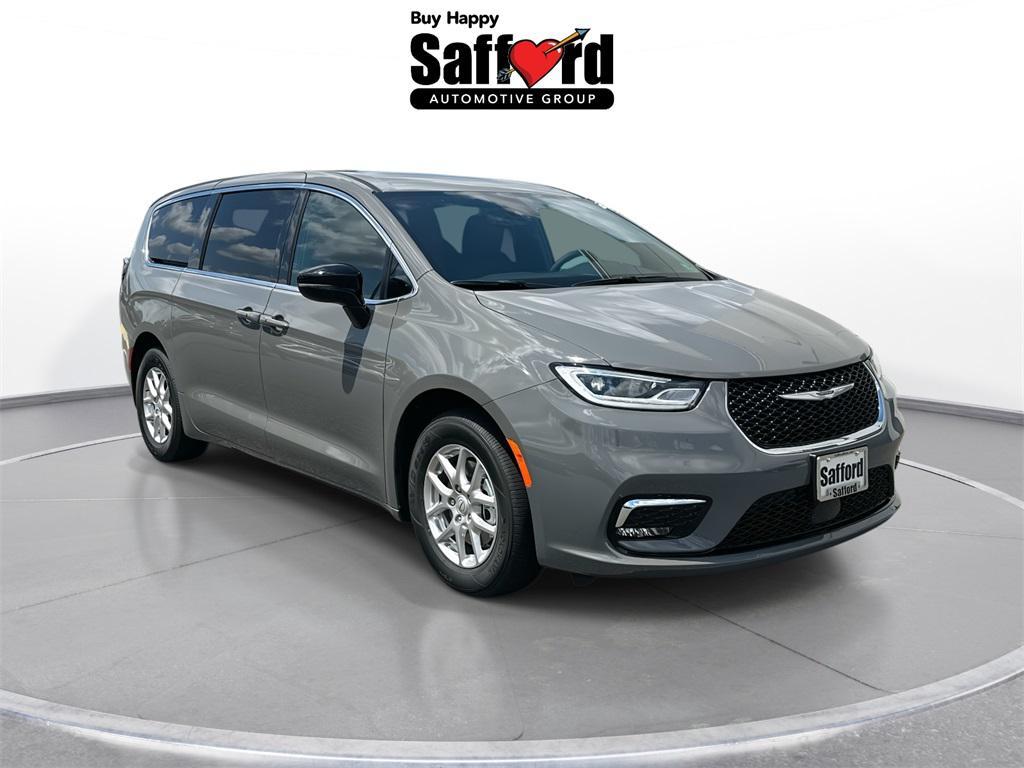 new 2025 Chrysler Pacifica car, priced at $36,005