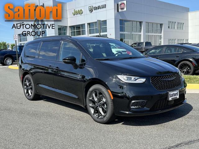new 2024 Chrysler Pacifica car, priced at $41,576