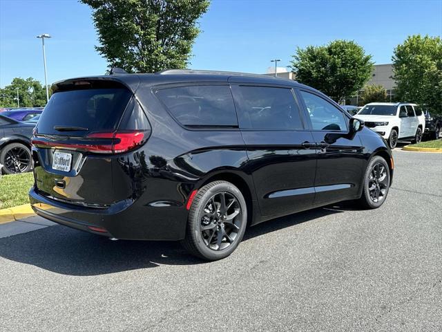 new 2024 Chrysler Pacifica car, priced at $42,076