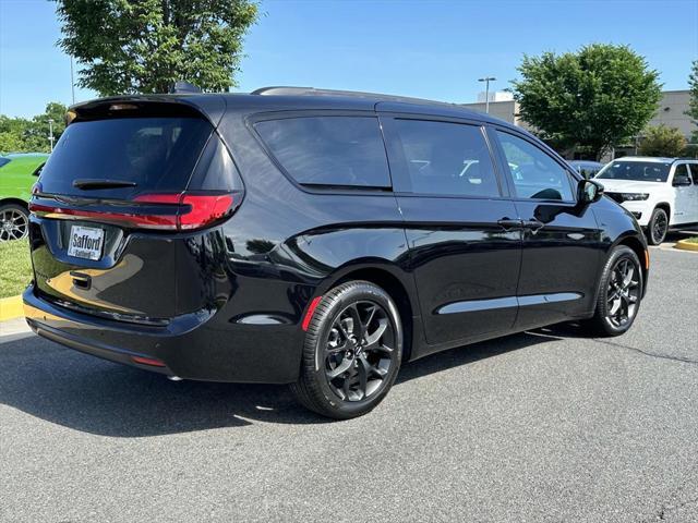 new 2024 Chrysler Pacifica car, priced at $42,076