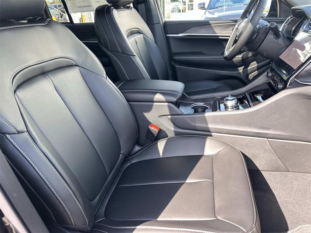 new 2025 Jeep Grand Cherokee car, priced at $43,655