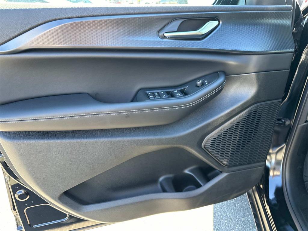 new 2025 Jeep Grand Cherokee car, priced at $38,325
