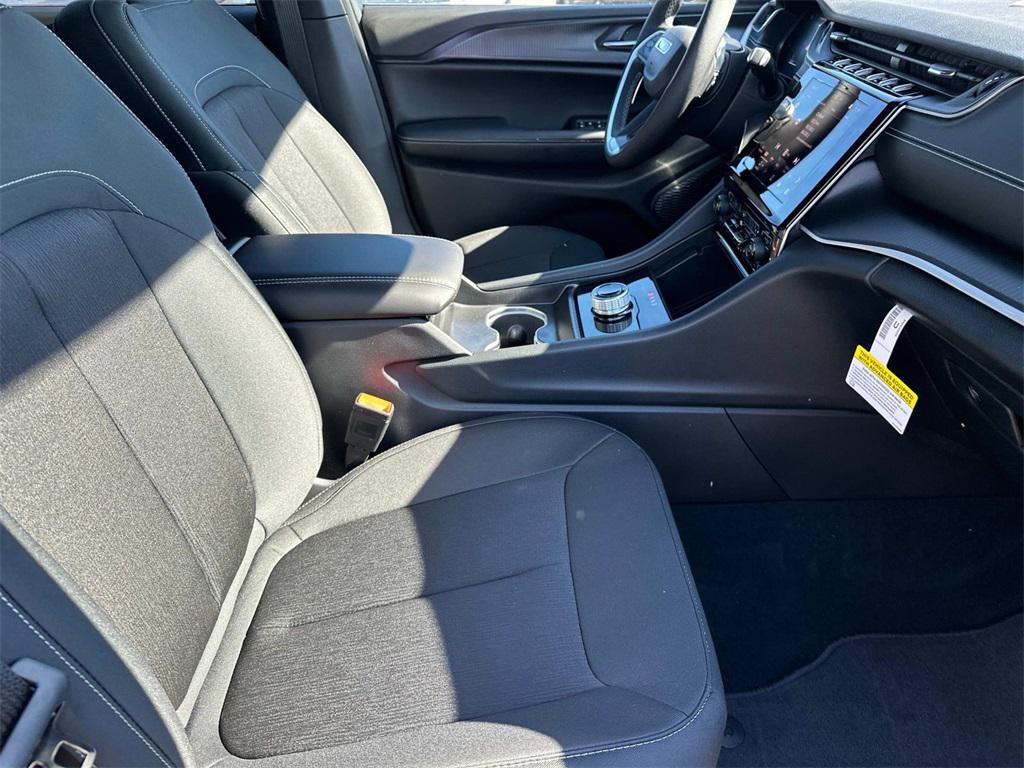 new 2025 Jeep Grand Cherokee car, priced at $38,325