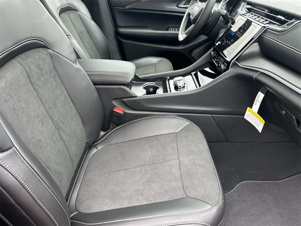 new 2025 Jeep Grand Cherokee car, priced at $36,855