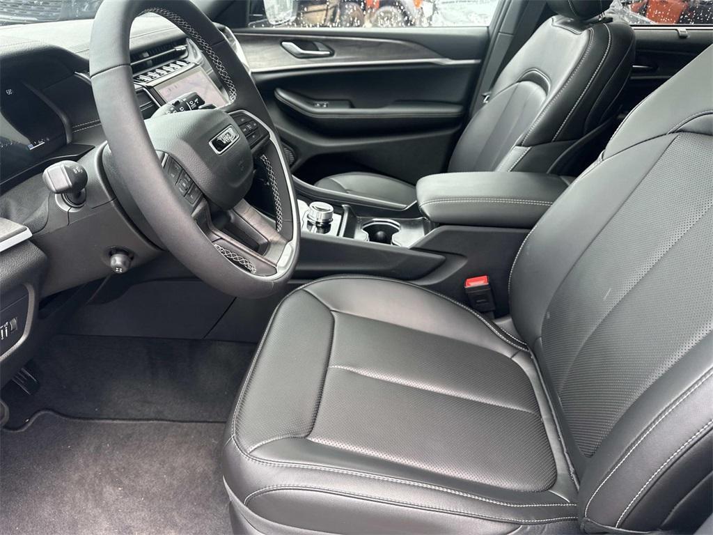 new 2025 Jeep Grand Cherokee car, priced at $43,286