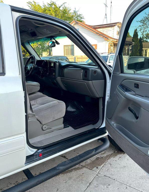 used 2005 Chevrolet Avalanche car, priced at $7,995