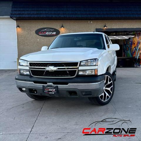 used 2005 Chevrolet Avalanche car, priced at $7,995